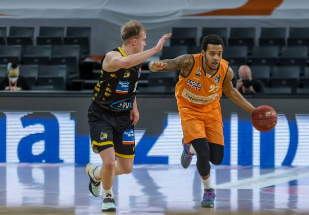 何继续围绕 何继续围绕